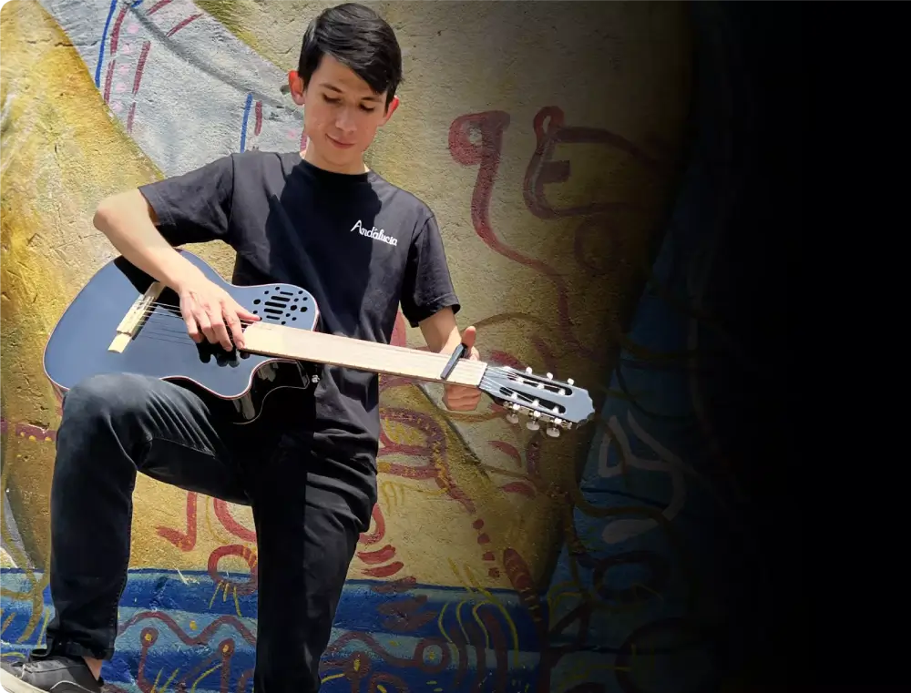 Chico con guitarra